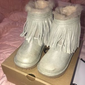 •Worn, good condition. Comes with box• UGG Fringe Boot Toddler Girl /Size 11